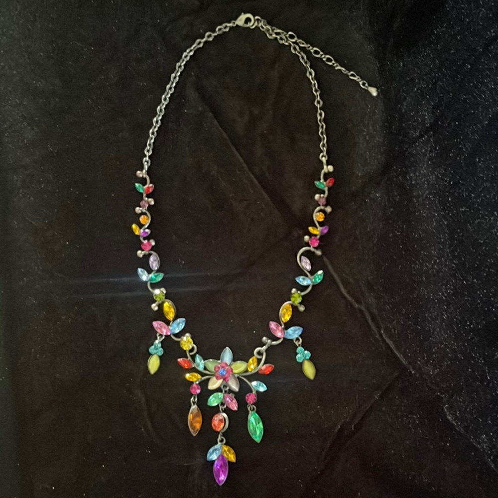 Charming Red and Pink Necklace with Bohemian Elegance